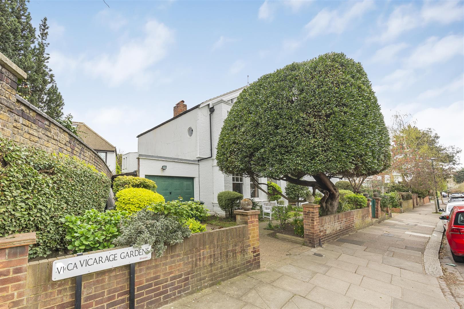 Vicarage Gardens, London, SW14 8RT