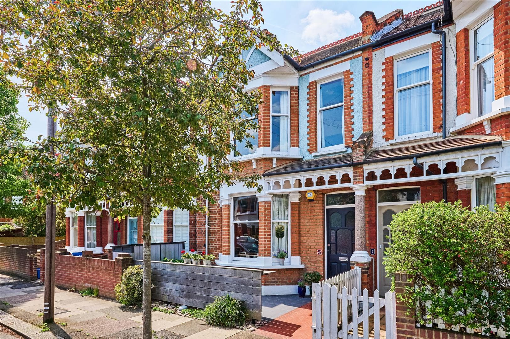 Grosvenor Gardens, London, SW14 8BY