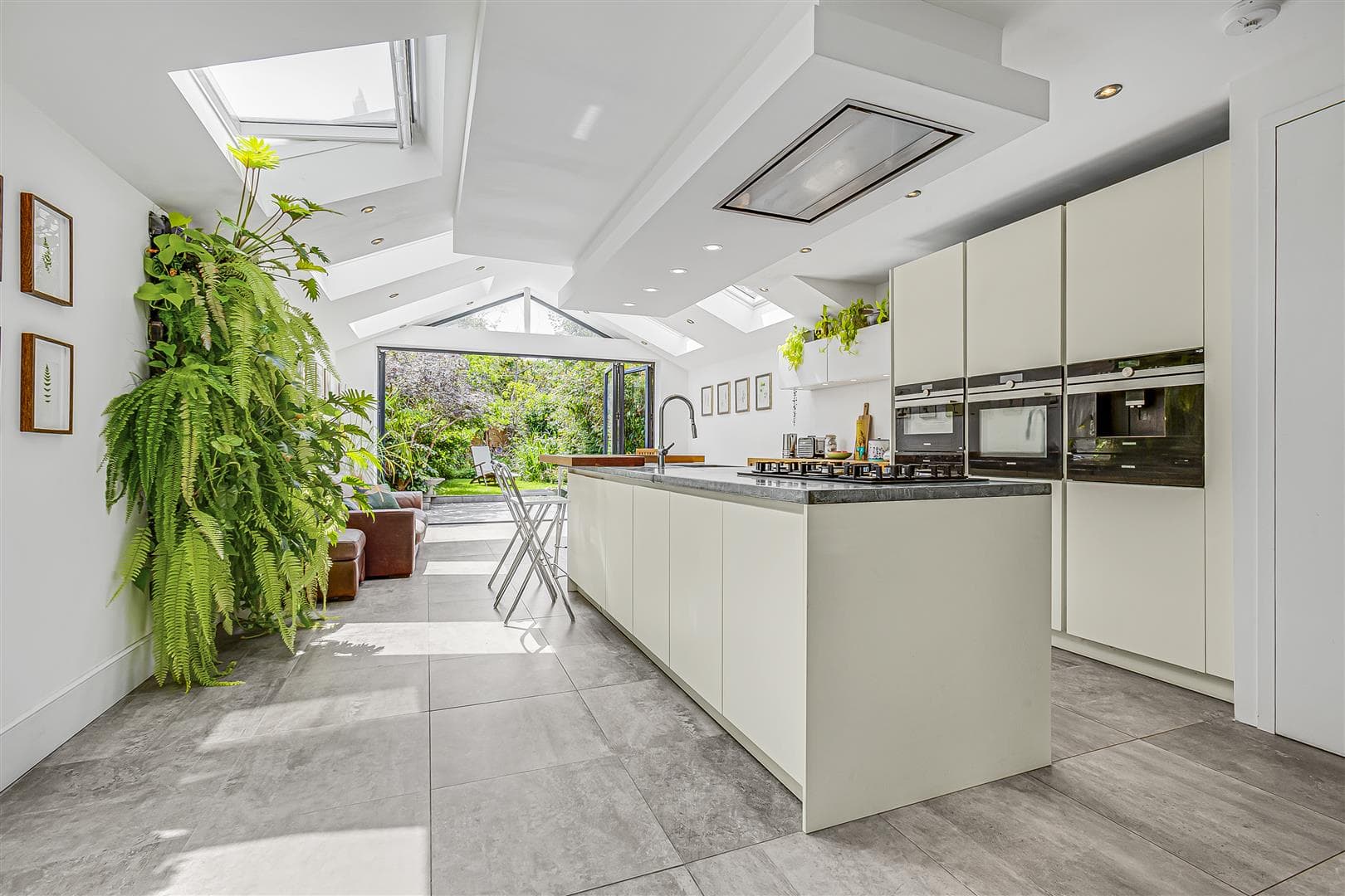 Kingsway, Mortlake, London, SW14 7HL