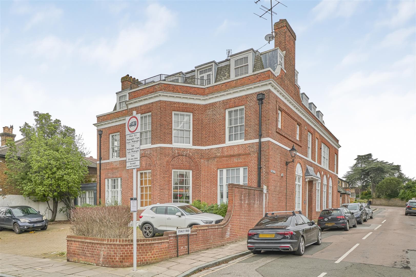 565 Upper Richmond Road West, London, SW14 7ED