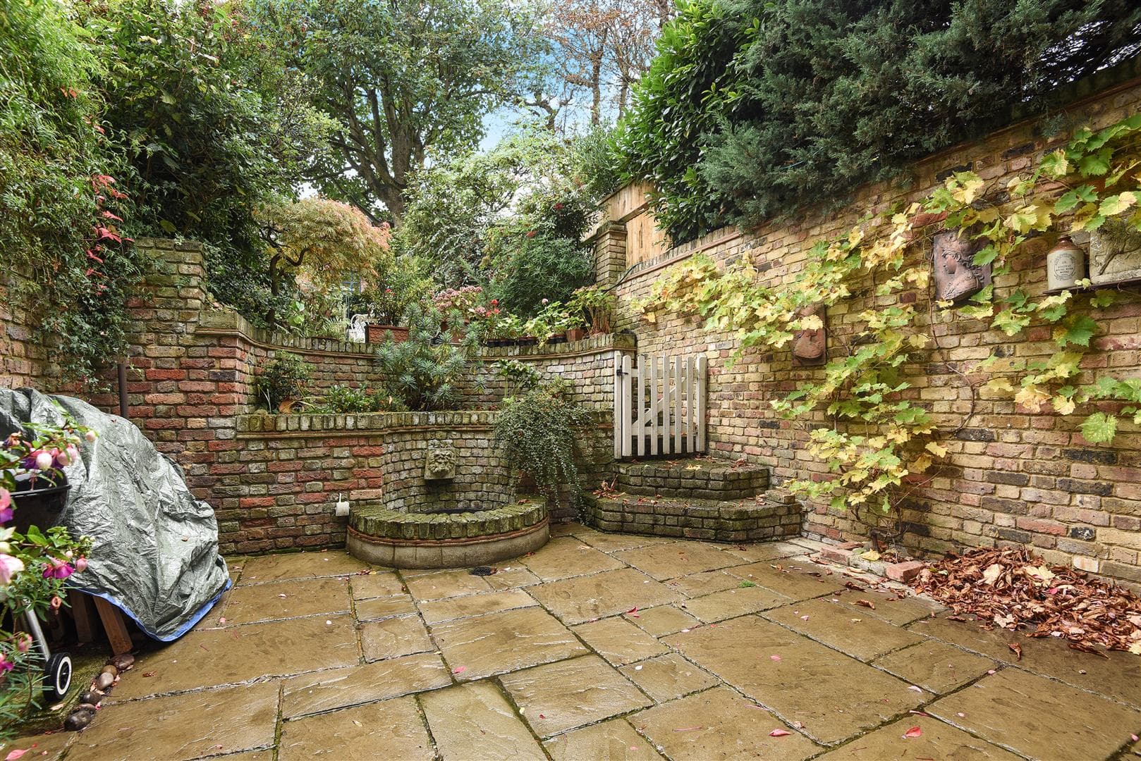 St. Leonards Road, London, SW14 7LY